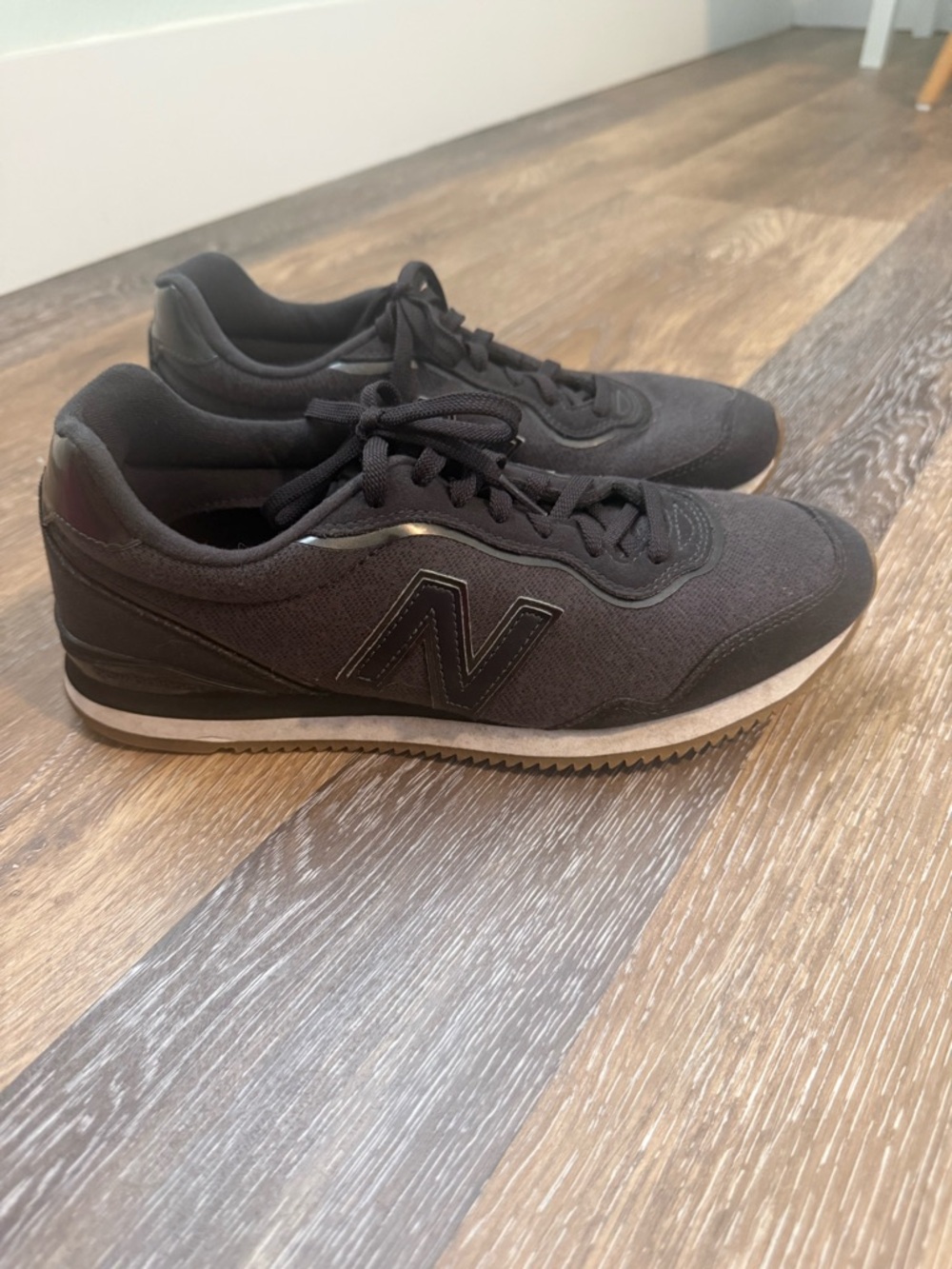 Womens New Balance Sola Sleek V1 Sneaker
Sz 8.5 Chalkboard Black Metallic